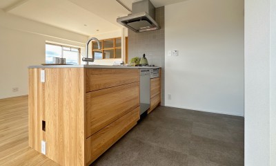 木材が織りなす温かい暮らし　フルリノベーションで生まれ変わる空間 (キッチン)