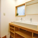 ２世帯住宅の間取りと広さで「自宅で開業」の理想を叶える家 Part2の写真 コミュニティスペースの手洗い場は 扉を無くしてオープンなスペースに。