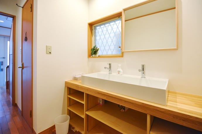 バス/トイレ事例：コミュニティスペースの手洗い場は 扉を無くしてオープンなスペースに。（２世帯住宅の間取りと広さで「自宅で開業」の理想を叶える家 Part2）