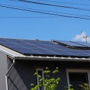 オフグリッドな我が家の写真 屋根には太陽光発電と太陽熱利用エコキュートのパネルが載っています