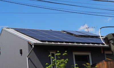 オフグリッドな我が家 (屋根には太陽光発電と太陽熱利用エコキュートのパネルが載っています)