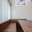 北新宿・K house 〜織物壁紙とブラインドとオリジナル造作家具と光で満たしたマンション部分リノベーション〜の写真 リビング・ダイニング