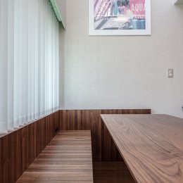 北新宿・K house 〜織物壁紙とブラインドとオリジナル造作家具と光で満たしたマンション部分リノベーション〜 (リビング・ダイニング)
