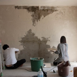 珪藻土や断熱塗料をＤＩＹで塗装。暮らしに合わせてつくっていく家-壁塗り