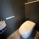 ブラックで統一したサニタリースペースの写真 ブラックの空間にしたトイレ