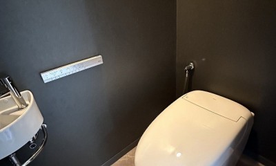 ブラックの空間にしたトイレ｜ブラックで統一したサニタリースペース