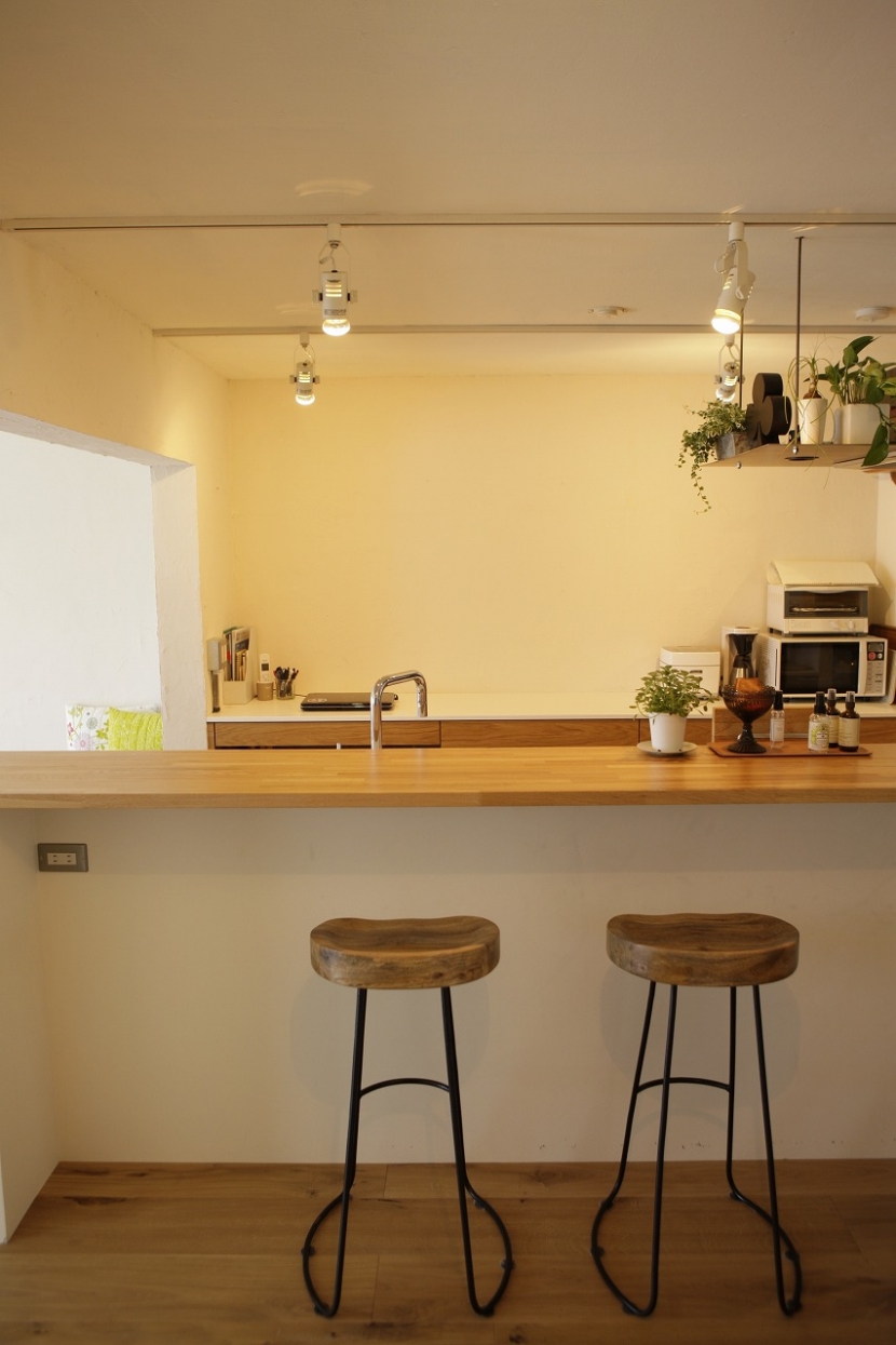 カウンターキッチン 珪藻土や断熱塗料をｄｉｙで塗装 暮らしに合わせてつくっていく家 キッチン事例 Suvaco スバコ