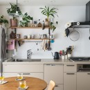 多趣味な夫婦のカルチャーミックス空間の写真 壁付キッチン