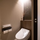 ホテルのような空間に日本の伝統美と温もりを加えたリノベーションの写真 トイレ