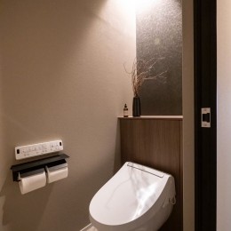 ホテルのような空間に日本の伝統美と温もりを加えたリノベーション (トイレ)