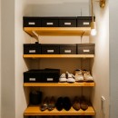 「好きなように作りたい」を叶えた、シンプル×遊び心のある住まいの写真 玄関の靴収納