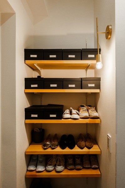 玄関の靴収納 (「好きなように作りたい」を叶えた、シンプル×遊び心のある住まい)