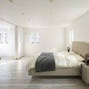 陽光の似合うシンプルモダンのハウススタジオ／東京都大田区の写真 間仕切りのある寝室