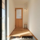 コンパクトな平屋でのびのび暮らすの写真 シンプルでお洒落な玄関