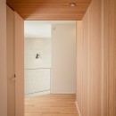余白のある空間との繋がり　和歌山橋本の家の写真 廊下