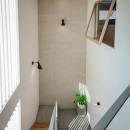 余白のある空間との繋がり　和歌山橋本の家の写真 階段