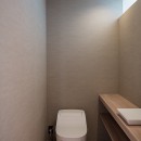 余白のある空間との繋がり　和歌山橋本の家の写真 トイレ