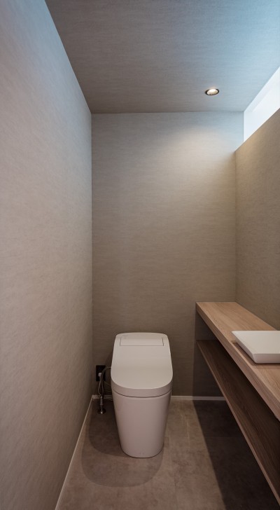 トイレ (余白のある空間との繋がり　和歌山橋本の家)