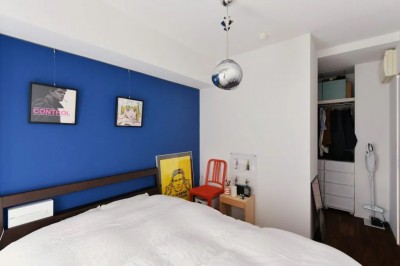アートが映える寝室。アクセントのブルーが印象的です。 (人も猫も快適に　～一人の居場所とみんなの空間のナイスバランス　猫動線まで考えました～)