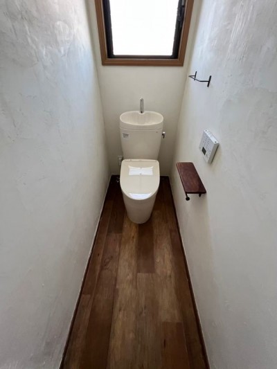 トイレ (漆喰の壁がステキなお家)