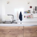 北欧×バリ島ミックススタイルで彩る、大人のリラックス空間の写真 キッチン