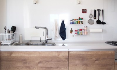 北欧×バリ島ミックススタイルで彩る、大人のリラックス空間 (キッチン)