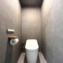 大阪市K邸　～狭いから広々へ。素敵なお家創りが完成。～の写真 グレーでまとめたクールなトイレ空間