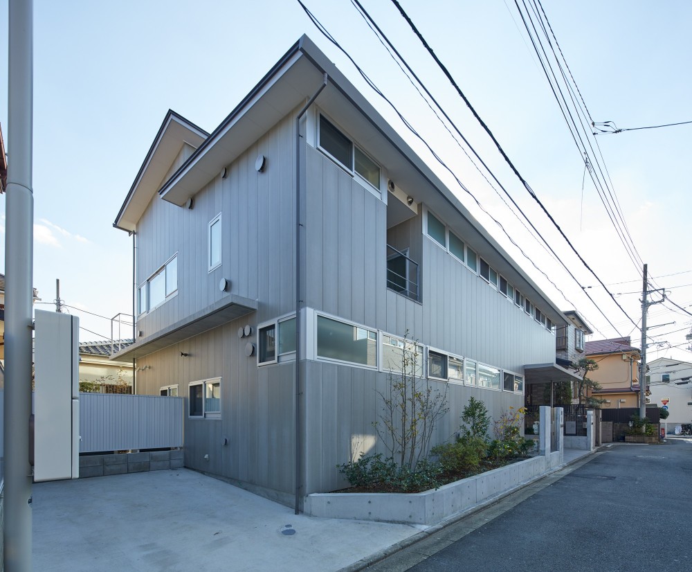 光と風が伸びやかに通り抜ける二世帯住宅 ― 石神井公園の家 ― (外観（北東より見る）)