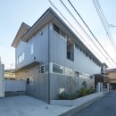 光と風が伸びやかに通り抜ける二世帯住宅 ― 石神井公園の家 ―の写真 外観（北東より見る）