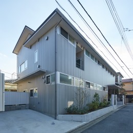 光と風が伸びやかに通り抜ける二世帯住宅 ― 石神井公園の家 ― (外観（北東より見る）)