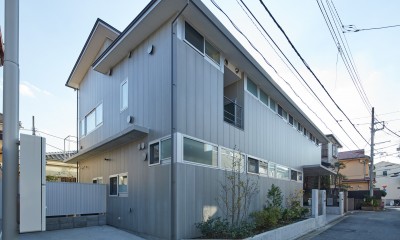 光と風が伸びやかに通り抜ける二世帯住宅 ― 石神井公園の家 ― (外観（北東より見る）)