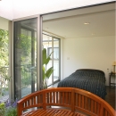 YK-Houseの写真 中庭テラス+寝室