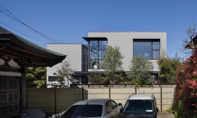 鎌倉扇ヶ谷の住宅 (外観01 地蔵堂に隣接し、眺望が広がっている)