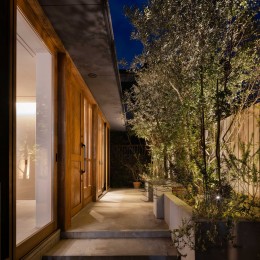 鎌倉扇ヶ谷の住宅 (アプローチの夜景)