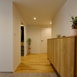 玄関 (ヘリンボーンのキッチン：愛らしさ溢れるデザインで、あなたの料理時間をより特別に)