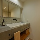 ヘリンボーンのキッチン：愛らしさ溢れるデザインで、あなたの料理時間をより特別にの写真 洗面室