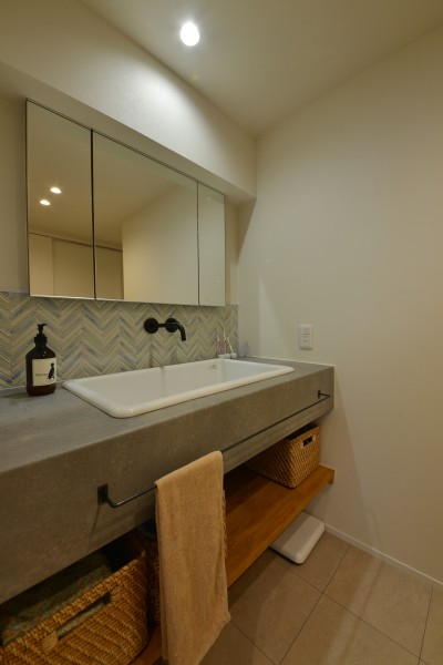 洗面室 (ヘリンボーンのキッチン：愛らしさ溢れるデザインで、あなたの料理時間をより特別に)