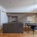 光と風が抜ける勾配天井の家／東京都目黒区の写真 造作家具とデザインを揃えたキッチン