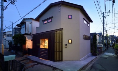 上十条のいえ＜昭和の佇まいを復元した、戸建てリノベーション＞ (外観　夜)