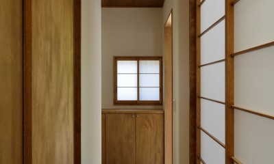 上十条のいえ＜昭和の佇まいを復元した、戸建てリノベーション＞ (廊下　玄関)