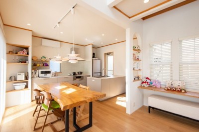 素足で気持ちいい！木を感じられるフローリング。 (憧れのkitchenhouseが似合う　光溢れるリビングダイニングのある家　part2)