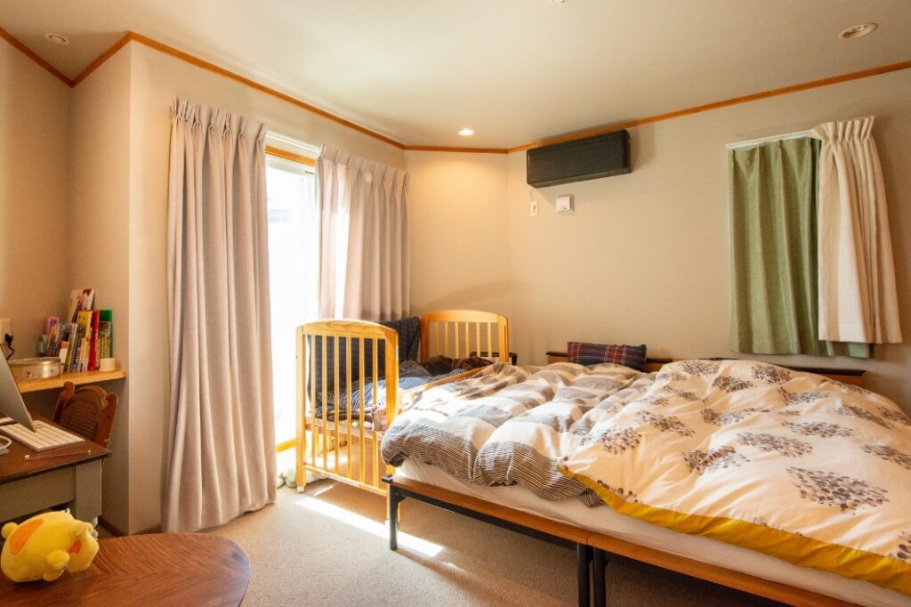 ベッドルーム事例：寝室は快適な睡眠に特化した「ねむリノベ」仕様に。（憧れのkitchenhouseが似合う　光溢れるリビングダイニングのある家　part2）