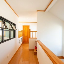 憧れのkitchenhouseが似合う　光溢れるリビングダイニングのある家　part2 (2階のプレイルーム。室内窓で開放的に。)
