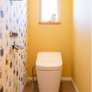 憧れのkitchenhouseが似合う　光溢れるリビングダイニングのある家　part2の写真 飽きがこないものを。トイレの小さいスペースで遊び心を。