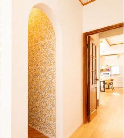 収納事例：ウィリアムモリスの壁紙とアーチが可愛いWIC。（憧れのkitchenhouseが似合う　光溢れるリビングダイニングのある家　part2）