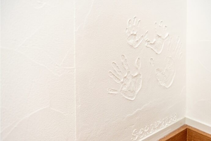 玄関事例：玄関の漆喰壁に家族で手形を残しました。（憧れのkitchenhouseが似合う　光溢れるリビングダイニングのある家　part2）