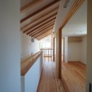 広がりを感じる設え－素材感の引き立つナチュラルモダンな邸宅｜千葉・検見川の住まいの写真 廊下
