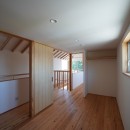 広がりを感じる設え－素材感の引き立つナチュラルモダンな邸宅｜千葉・検見川の住まいの写真 ベッドルーム