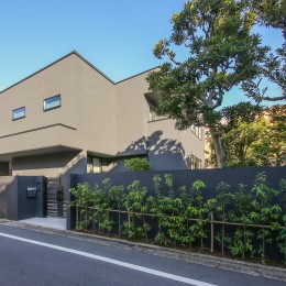 リゾート＆和の屋外空間を愉しむ回遊型の家／東京都目黒区 (外観)