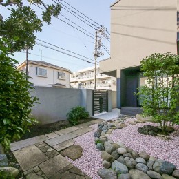 リゾート＆和の屋外空間を愉しむ回遊型の家／東京都目黒区 (和風の庭とアプローチ)